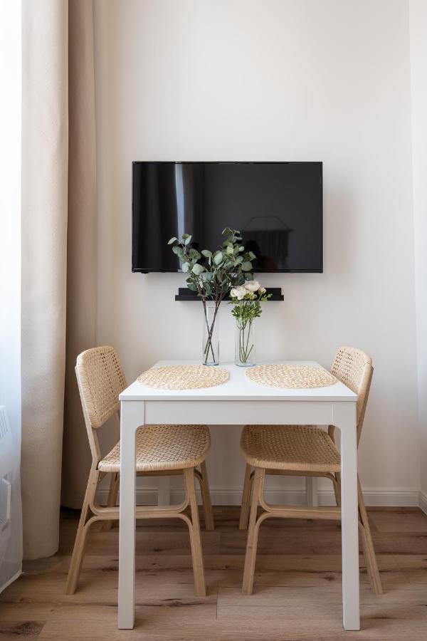 A62 - Akacfa Street - Location By Bqa Apartmán